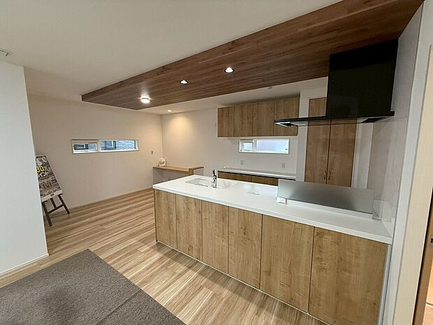 【4号地キッチン】4号地DK(2025年1月)撮影
ペニンシュラキッチンを採用し、料理中もご家族とコミュニケーションがとりやすいです。備え付けのカップボードとパントリーを採用し、煩雑になりやすいキッチン周辺もすっきり。