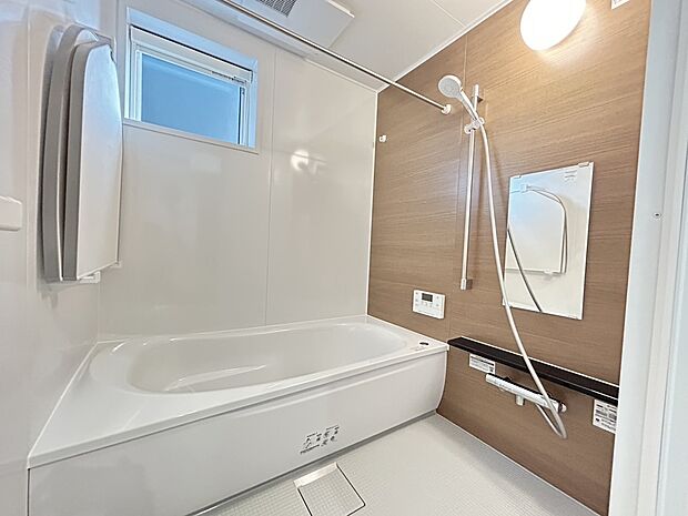 【浴室】浴室はTOTO製を採用！保温性の高い魔法びん浴槽です。悪天候時のお洗濯に便利な浴室換気暖房乾燥機つき！また、お手入れしやすい鏡や床材で家事の手間を省きます。※2025年11月撮影