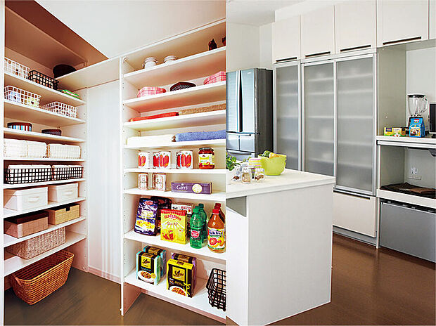 【パントリー,カップボード】食材・調味料をスッキリ収納できるパントリーや豊富な収納力を誇るカップボード。日々のお料理を楽しく快適にする工夫が詰まっています（画像はイメージ）。