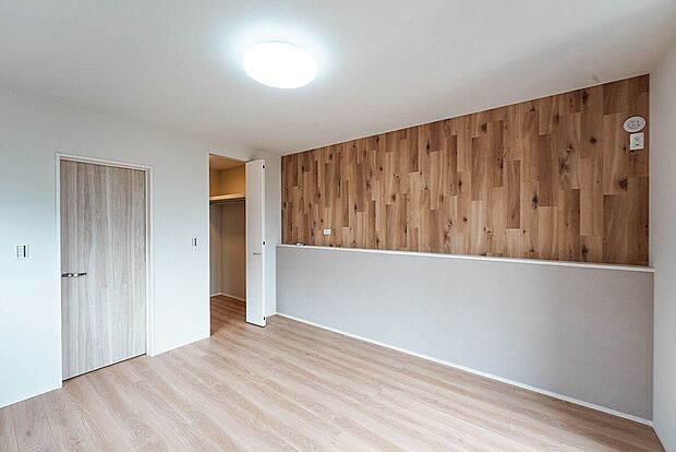 【居室　1号棟】主寝室
■ゆったりとした広さを確保した癒しの主寝室。
■広々ウォークインクローゼット設置で、収納力も十分。快適な新生活が送れます。
■主寝室にはアクセントクロスを。どんな家具を置いてコーディネートする