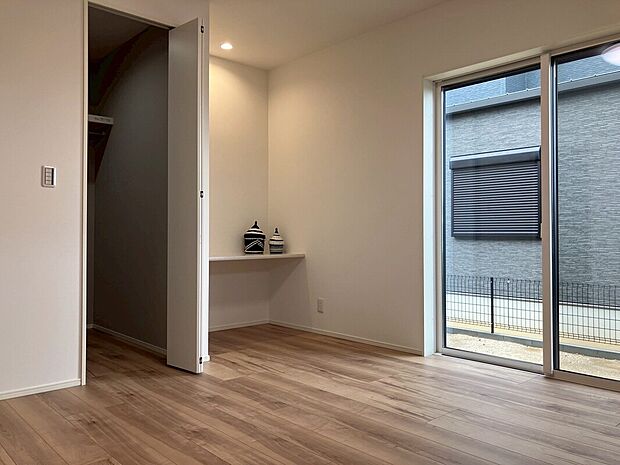 【主寝室】8.7帖の広々とした主寝室には、多目的に利用可能な備え付けのカウンターがあります。パソコンや書類を広げやすく、作業効率がアップします。隣には、2.5帖のウォークインクローゼットもあります。