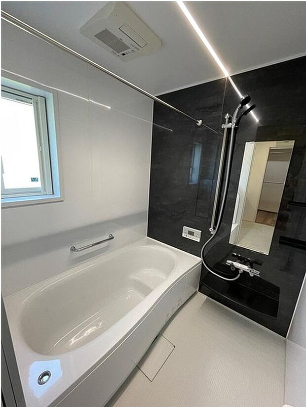 【バスルーム(施工例)】浴室はLIXILのシステムバスルーム。広々浴室一坪タイプ。
花粉の季節や雨の日に重宝する浴室乾燥暖房機付きです。 (施工例)