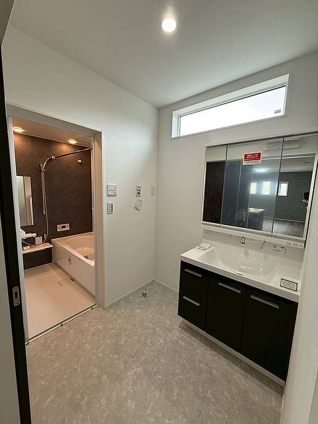 【5号地洗面脱衣室】5号地洗面脱衣室(2025年10月)撮影
洗面台はLIXILのw900を採用。キッチンとの動線もよく、忙しい時にも効率良く家事ができます。