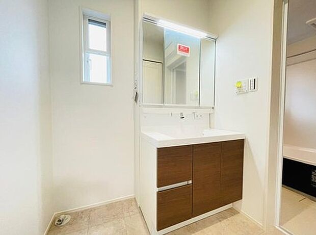 【洗面化粧台（施工例）】洗面台はＬＩＸＩＬのｗ900を採用。掃ミラーの裏には収納スペースとコンセントもあり使い勝手の良いワイドタイプの洗面台です。ハイバックボウルで目地の汚れもなくお掃除ラクラクです。 （施工例）