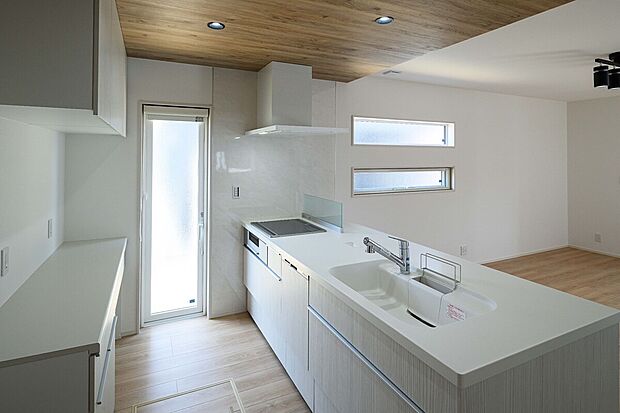 【キッチン】現地（2025年6月）撮影2号地キッチン	IHクッキングヒーターや食器洗い乾燥機などの先進設備が家事をサポート。リビング・ダイニングを見渡せる開放的な対面式で、家事をしながら、家族の会話も弾みます。