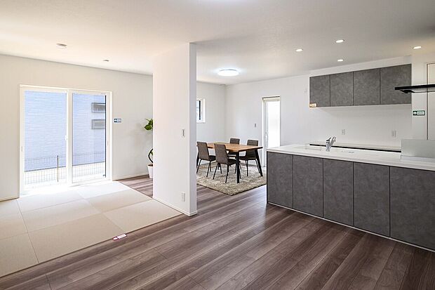 【3号地LDK】現地（2025年6月）撮影3号地LDK
光をたっぷり取り込むこだわりの空間。広いお庭を眺めながら明るく開放感あふれるLDKで、家族みんなが自然と集まり会話も弾みます。