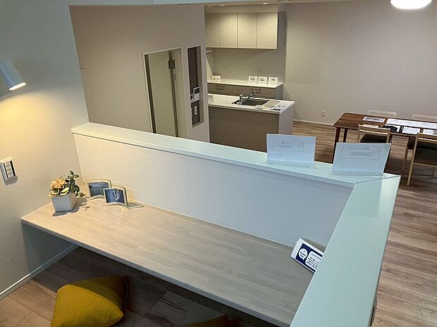 【1.5階のスキップフロア付き♪】家族のつながりを感じられる、空間を有効活用したスキップフロアのある家。勉強や家事など使い方は自由♪開放的でLDKも広く見えます！