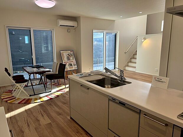 【キッチンから見るLDKの様子♪】18.7帖以上のLDKで開放的で広々としています。ご友人やご両親が来ても安心ですね。陽当たりも考慮した間取りにしていますので、ぜひ一度ご体感ください。