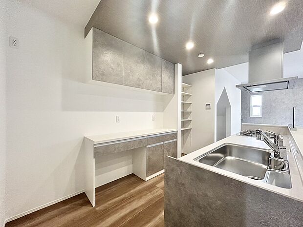 【キッチン】収納豊富なキッチンです♪