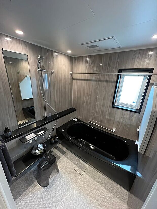 【当社施工例】1坪タイプの換気乾燥暖房機付き浴室。
お子様とでもゆったり入れます♪
メーカー独自のキレイを保つ技術も充実しており、普段のお手入れもラクラクです。