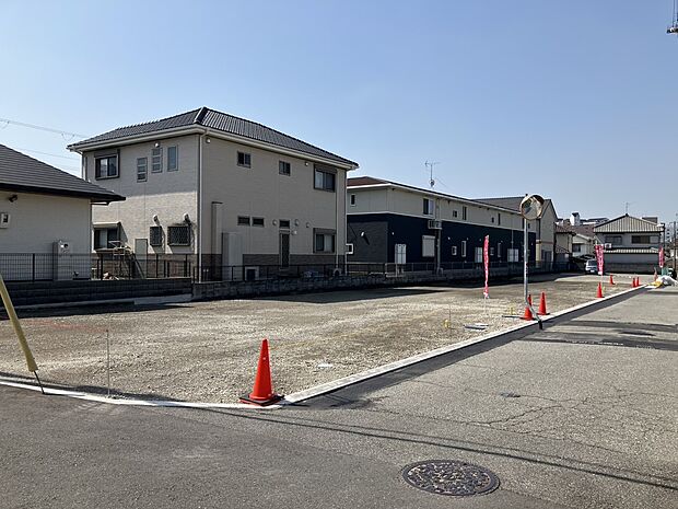 【現地写真】分譲地内に空が大きく広がり、開放感を感じられる環境です。前面道路もゆとりのある広さのため、お車の出し入れも比較的スムーズに行うことができそうです。
