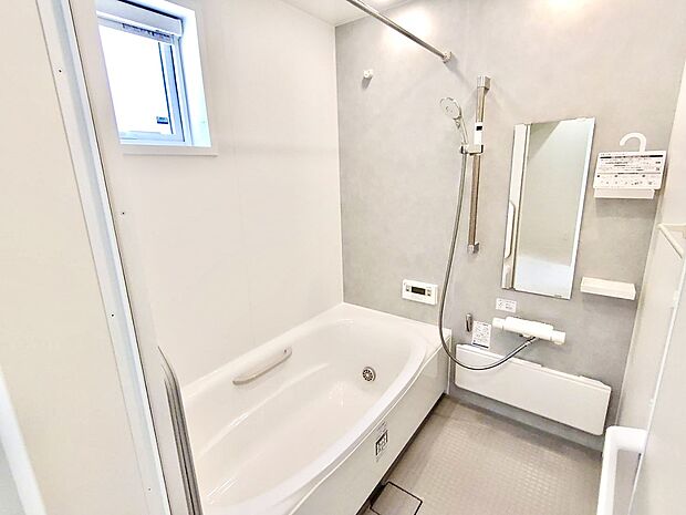 【【バスルーム】】充実の設備が整った清潔感あるバスルーム。