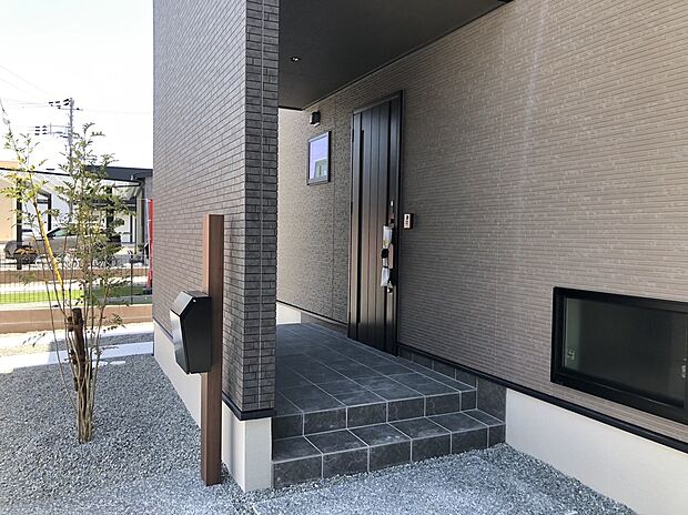 【同仕様・同形状写真】広々とした玄関ポーチ
雨が降っている時も濡れずに傘を開いたり、広いスペースだとベビーカー等を置けるのでとても実用的で便利ですね♪