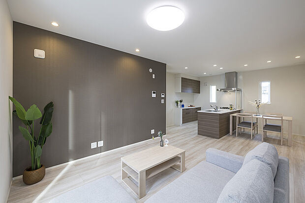 【同仕様・同形状写真】キッチンとリビングを繋ぐオープンなレイアウトです。家族のコミュニケーションが生まれ、一緒に食事を楽しむ時間が増えます。料理しながら子供の様子を見守ることができ、家族団らんのひと時を過ごせます。