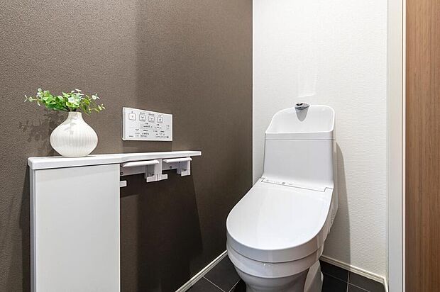 【トイレ】毎日使うところで意識せずに節水&節約♪オート洗浄や汚れ防止機能などを搭載した日々の暮らしで便利なタイプです。（画像はイメージです。）