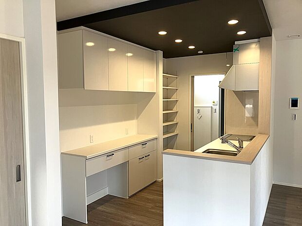 【2号地_キッチン】掃除をしやすいIHクッキングヒーターで毎日の家事をサポート。