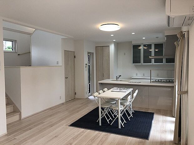 【リビング【イメージ画】】リビングにはL字ソファもおけるスペースがあり、家族みんながゆったり寛げる広さです。優しい日差しがそそぐ空間の中、家族の時間を心地よくお過ごしいただけます。