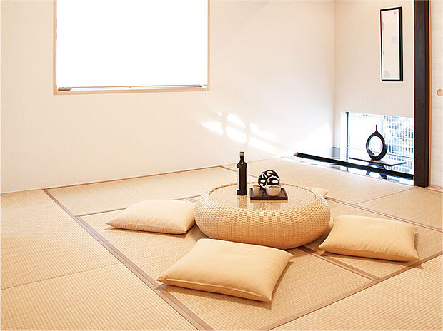 【和室【イメージ画】】心が落ち着く和室は、半帖畳を取り入れたモダンなデザインに。畳の風合いを感じながら、くつろぎのひと時を満喫できます。家事をするスペースとしても活用できます。