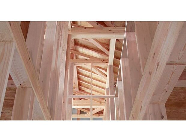 【国産材】タマホームの家では主要な構造躯体の7割以上※に国産材を使用しているんです。日本のものって聞くとなんだか安心しますよね。※国産材の使用比率：大安心の家・大安心の家[愛]・大安心の家[暖]の構造躯体による国産材使用率は一棟あたり74.1％となります。その他の商品の国産材使用比率は異なります。※画像はイメージです。