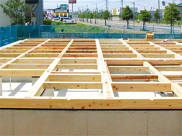 【タマタウン大牟田銀水駅西II_設備・構造(1)】シロアリを寄せ付けにくい、耐久性に優れたヒノキ土台を採用。また、柱には高品質の集成材を採用。集成材は安定した強度を持ち、耐震性、耐久性に高い強い家を生み出します。