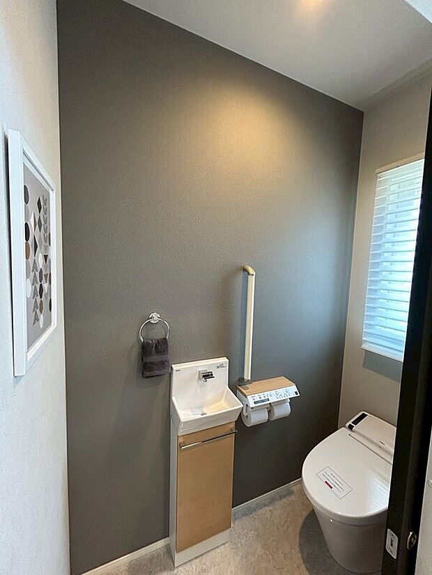 【 当社施工例】お手入れのしやすさも魅力的な節水・多機能トイレ。窓付きで換気もできるのでいつも清潔な空間を保てます！