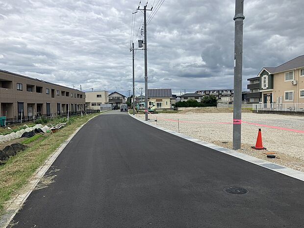 【前面道路】前面道路もゆとりのある広さのため、お車の出し入れも比較的スムーズに行うことができそうです。