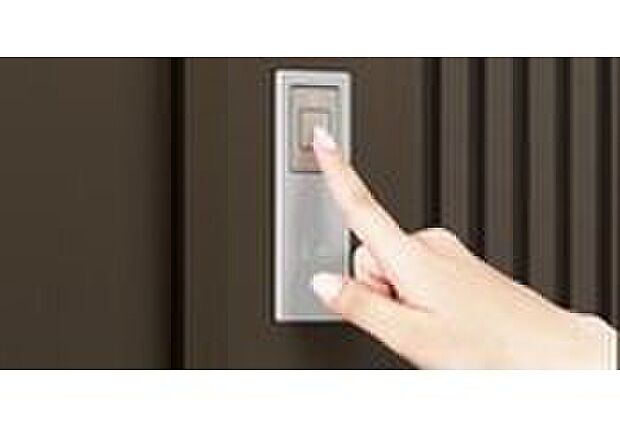 【スマートキー】帰宅時も外出時もボタンを押すだけで施錠、開錠が出来ます。バッグに入れたままでも、リモコンキーを取り出す必要はないため、たくさん買い物をした帰りも楽ちん。（画像はイメージ）