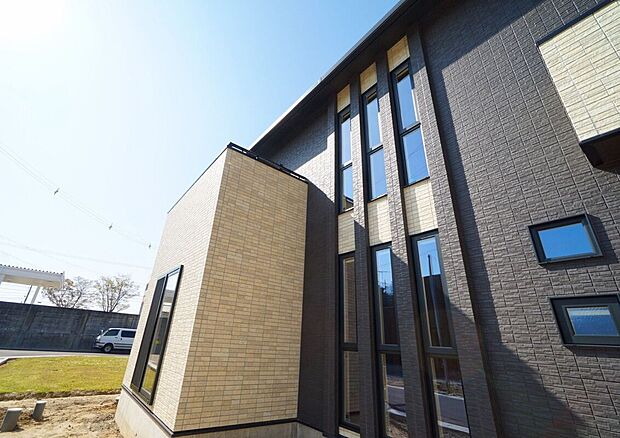 【外観】■凹凸のある外観は、日の当たり具合で表情を変えます。