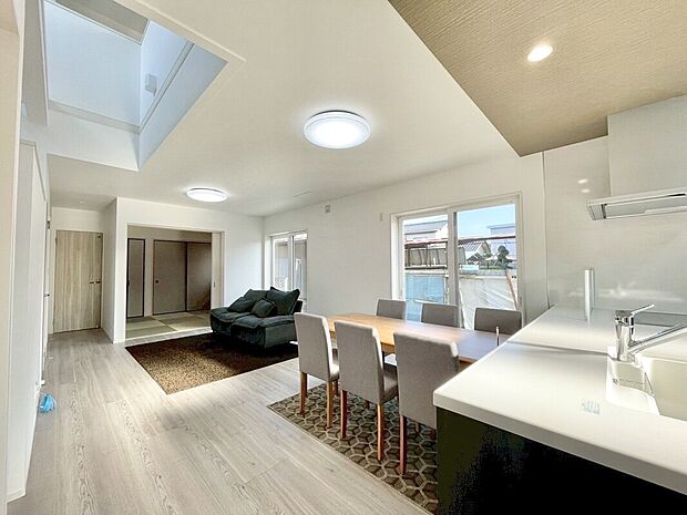 【【リビング】～当社施工例～】20帖の広々としたLDKは家族が集まるコミュニケーションの場に。長方形のリビングは家具レイアウトがしやすくスッキリとした印象になります。