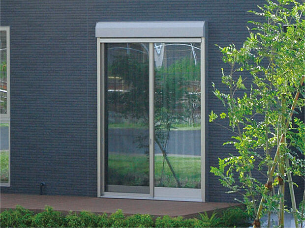 【雨戸シャッター】大切な家と家族を守るシャッター雨戸は、家の内側からのみロックがかかるので、防犯性に優れ、台風などにも安心です(画像はイメージ)。