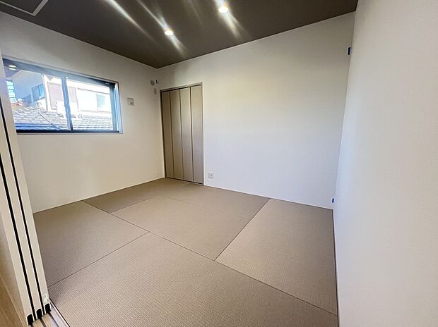 【洋和室<1号地>】6帖の洋和室。収納も完備しているので1部屋としても、子供達のプレイルームとして、リビングと繋げて広々使う事もできます。