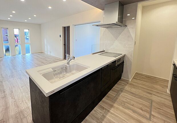 【キッチン】クリナップのペニンシュラキッチンはゆったりサイズで作業もしやすく、お料理時間を楽しくしてくれます。※写真はイメージです。