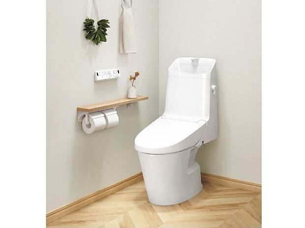 【トイレ】リクシルのトイレを採用。フチレス構造により掃除がしやすくなっております。