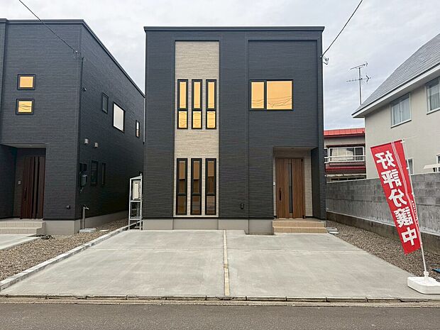 【 タマタウン佃　2号棟】【2号棟間取り】各居室の収納、ウォークインクローゼットなど豊富な収納スペースが設けられ、居住空間を広々すっきりと保つことができます。家事動線にも配慮した暮らしやすさにこだわった住まいです。