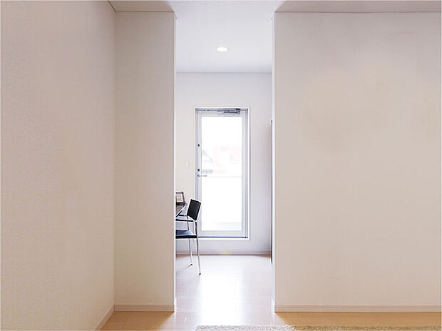 【天井2.5m】天井高2.5mのゆとりある空間。天井高2.5mの高さを確保することで、より開放的でゆったりとした広がりのある空間を作り出します