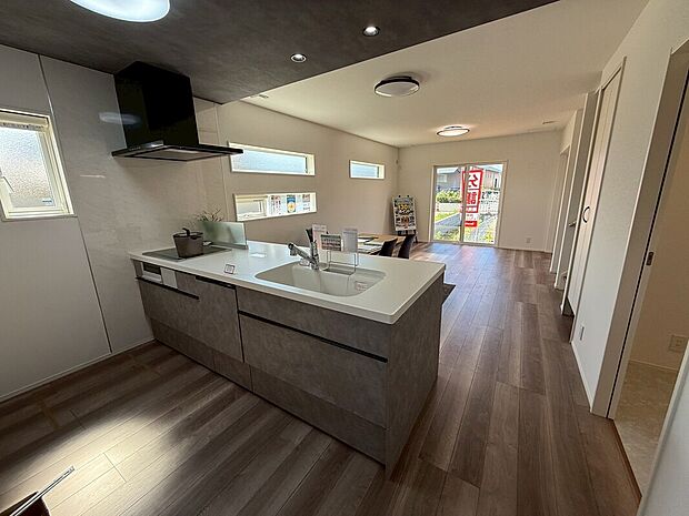 【同形状・同仕様（リビング）】同形状・同仕様※写真はイメージです
家族がのびのびと過ごせる、約18帖のゆとりあるLDK。対面キッチンを採用しているので、キッチンを中心に家族との会話が弾みます。