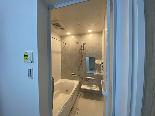 【浴室】足を伸ばしてゆったり寛げる１坪サイズ。断熱構造で冬でも温かさをキープします。浴室暖房乾燥機付きなので、雨の日や花粉の季節のお洗濯も安心です。