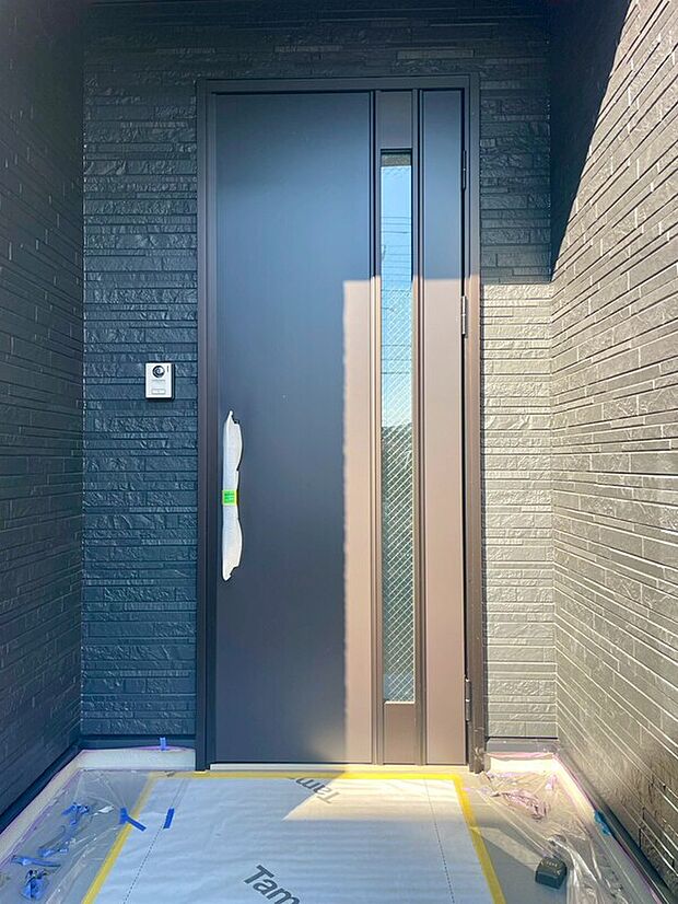 【タッチキー】荷物で手がふさがっていても指一本で開錠できる「タッチキー」搭載。天井まである大容量シューズボックスで、家族全員の靴をスッキリ収納し、美しくお出迎えします。