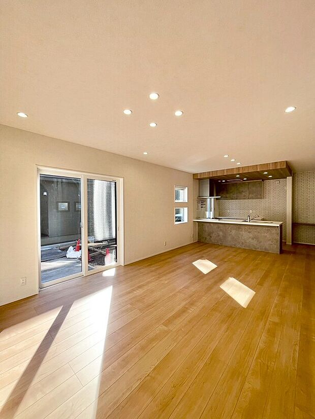 【リビング】21帖以上のLDKは家族の笑い声が響く、開放的な広がり。キッチンからの視線も届くため、料理中もお子様の様子を見守れます。自然と家族が集まり、会話が弾む団らんの空間です。