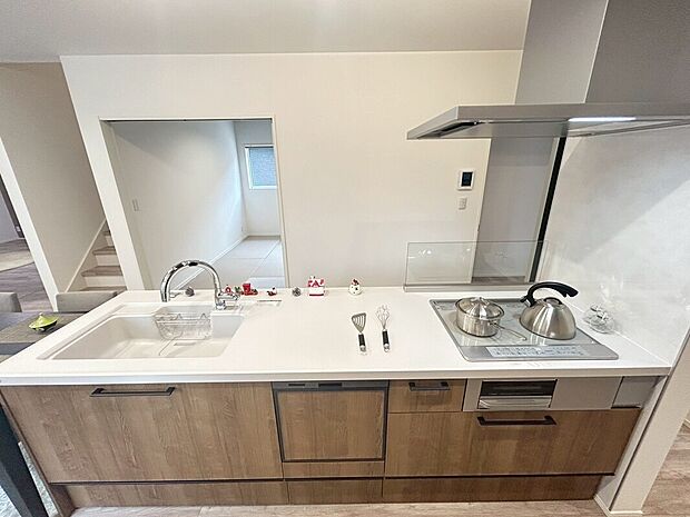 【キッチン（イメージ写真）】人気の対面式キッチンなので、ご家族との会話を楽しみながら家事ができます。食器洗い乾燥機など、注文住宅仕様の高品質・高性能の設備・仕様をお使いいただけます！※写真はイメージの写真となります。