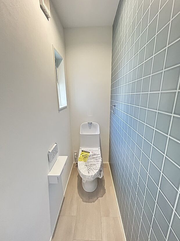 【トイレ（イメージ写真）】TOTO製のトイレは凹凸が少なく、汚れがつきにくい仕様！毎日のお手入れもラクラクです♪また、家族みんなが手を洗いやすい高さにタンクを設定しています。※写真はイメージの写真となります。