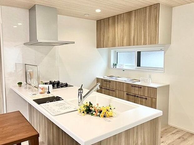 【キッチン】リビングやダイニングを見渡せるオープンな『ペニンシュラキッチン』を全邸採用♪対面のカウンターとしても使える広い天板は、お料理の際にも広々使えるキッチンです。（画像はイメージです。）

