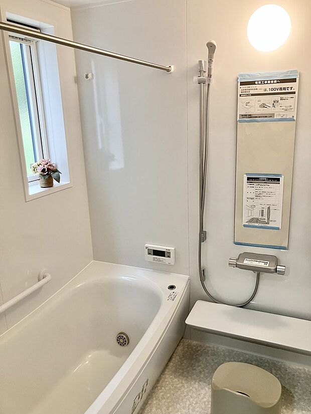 【浴室】お子様と一緒でもゆったり入れる広々浴槽＆洗い場。足も伸ばして疲れもサッパリ♪また、浴室暖房乾燥機完備で梅雨や冬の洗濯物が乾きにくい時期も、外に干しにくいご家庭にも安心便利！（画像はイメージです。）
