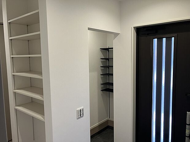 【玄関】シューズクローク、玄関収納完備で余裕の収納力!