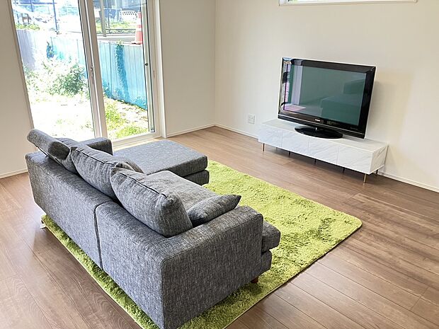 【リビング】高級感のあるフロアはお掃除もしやすく人気のフロア。家族が集まる憩いの場のリビングは、随所に窓を設けており、日当たり・通風良好です。