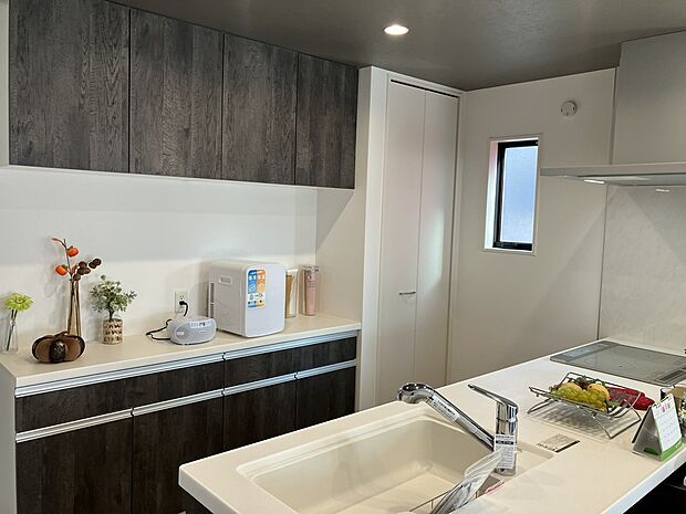 【カップボード】【クリナップ】カップボードは食器や調理家電、食品ストックを収納するキッチン家具です。機能的な「システム収納」として人気です。