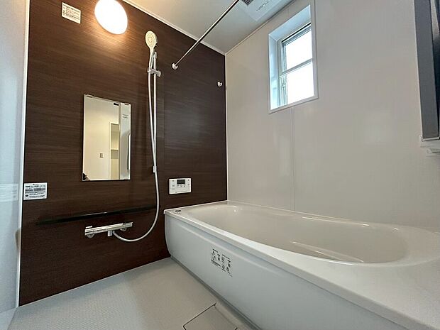 【内観イメージ】他分譲地にて同仕様のモデルハウス（完成物件）ご案内できます♪お子様と一緒に入ることも可能なゆとりのある設計です。1日の疲れを癒し、リフレッシュできます。便利な浴室乾燥機を完備。