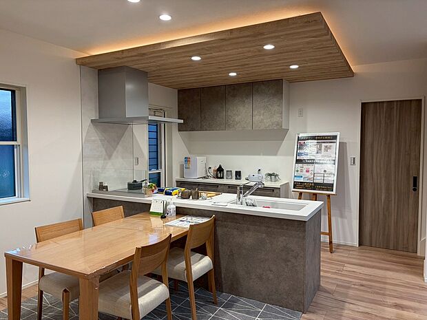 【内観イメージ】他分譲地にて同仕様のモデルハウス（完成物件）ご案内できます♪お料理中も家族との会話が楽しめる人気の対面式キッチンを採用。忙しい毎日をサポートする備え付けのカップボード、食器洗乾燥機を完備してます。