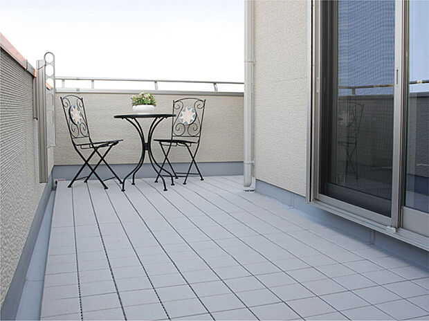 【バルコニー】戸建ならではの自由な使い勝手の良さが魅力です。周囲の目を気にせず洗濯物を干したり、家事の合間にお茶を楽しんだり、家族みんなが満足のオープンスペースです。（画像はイメージ）