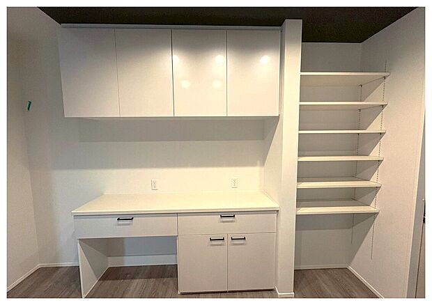 【備え付けカップボード】据え付け型の食器収納で地震の時にも倒れて来ないため安心!豊富な収納量で手持ちの食器などもしっかりと仕舞い込めます!(画像はイメージ)